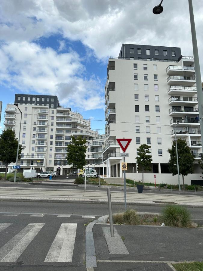 Agreable 2 Pieces Avec Balcon Et Parking Transports By Immo Kit Bnb Sarcelles Exterior foto